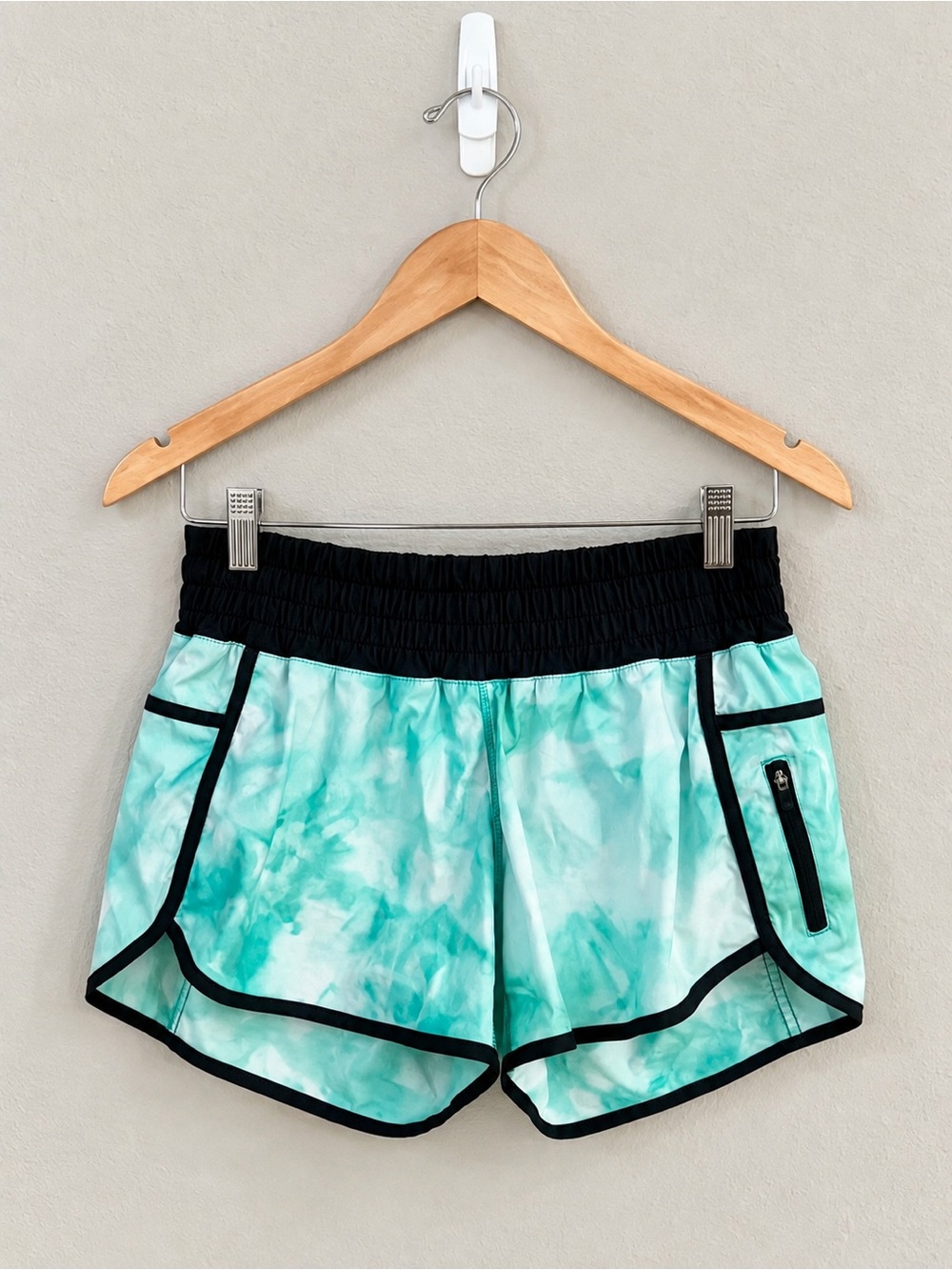 lululemon Tracker Short II - Spray Dye White Blue Tropics / Black